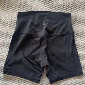 Lululemon Align 6” size 6 in black. Light pilling.